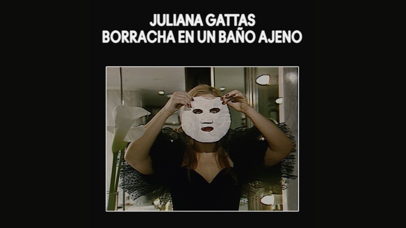 Juliana Gattas presentó su nuevo tema solista: “Borracha en un baño ajeno”