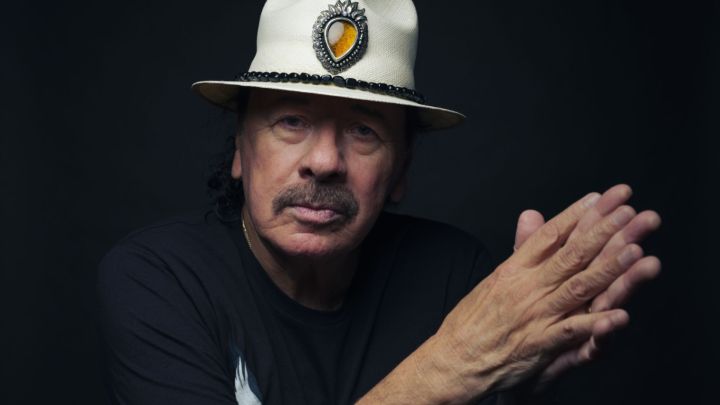 Carlos Santana hace comentarios transfóbicos y después pide perdón