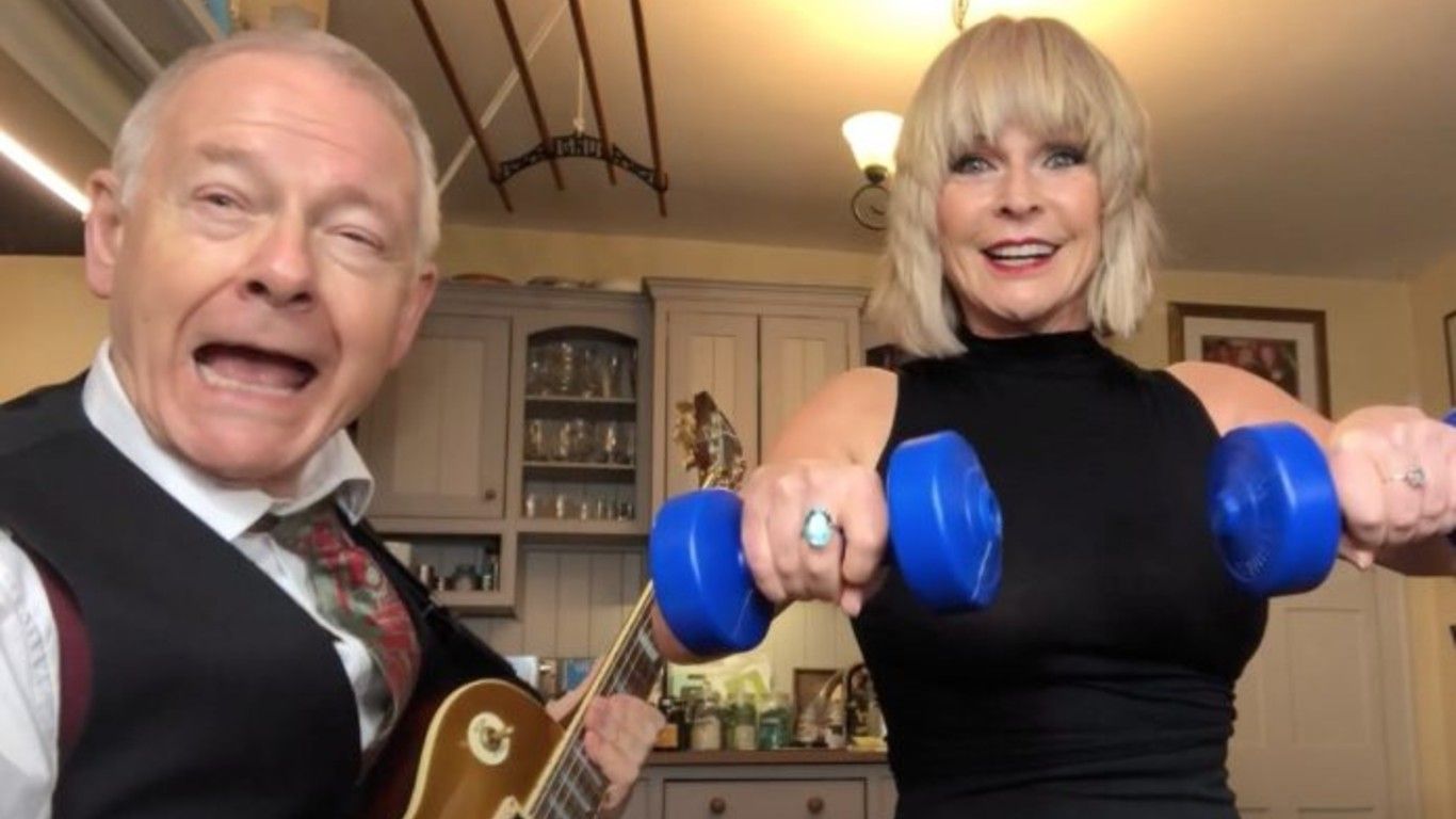 Robert Fripp y Toyah Willcox versionan Welcome To The Jungle