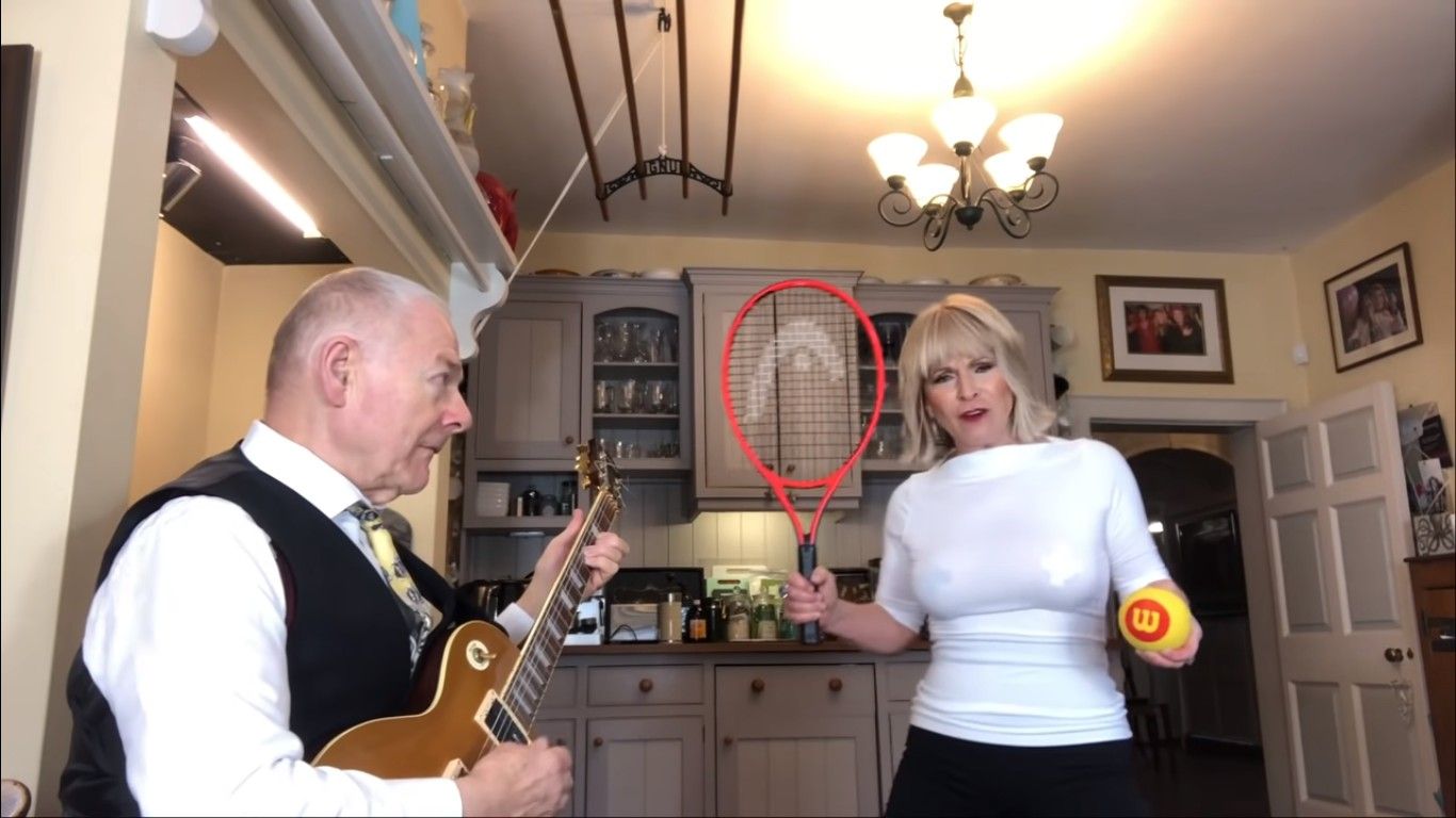 Robert Fripp y Toyah Willcox versionan a Mötley Crüe