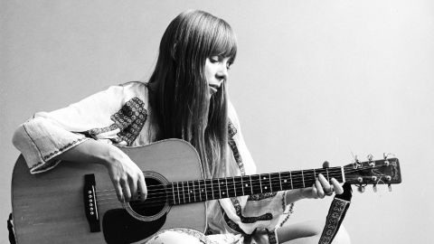 Joni Mitchell festeja los 50 años de Blue