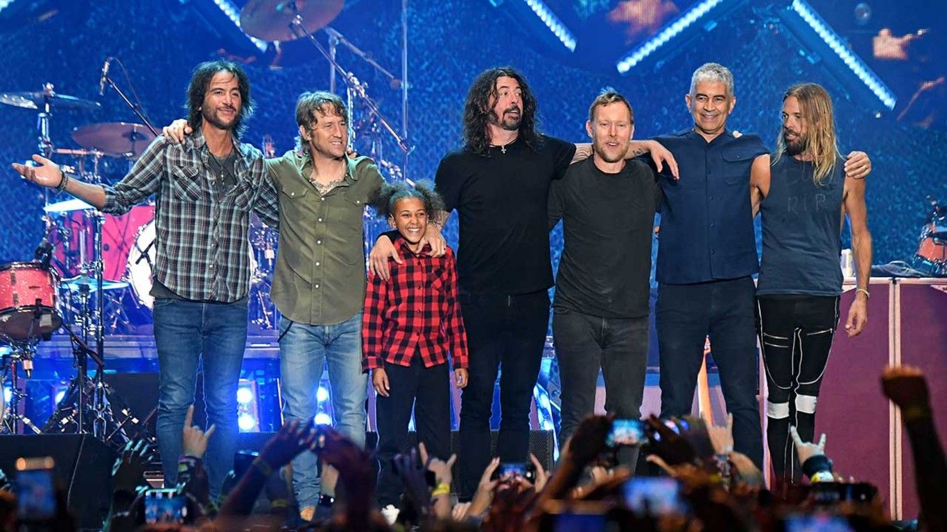 Nandi Bushell tocó en vivo con Foo Fighters